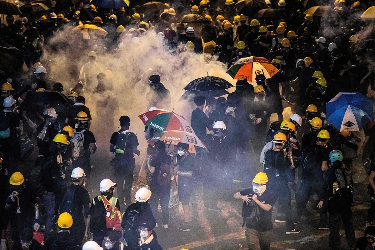 2019年7月21日，香港民陣發起的反送中遊行，晚間10點多在信德中心爆發警民衝突，警方多次施放催淚彈清場。（LAUREL CHOR/AFP/Getty Images）