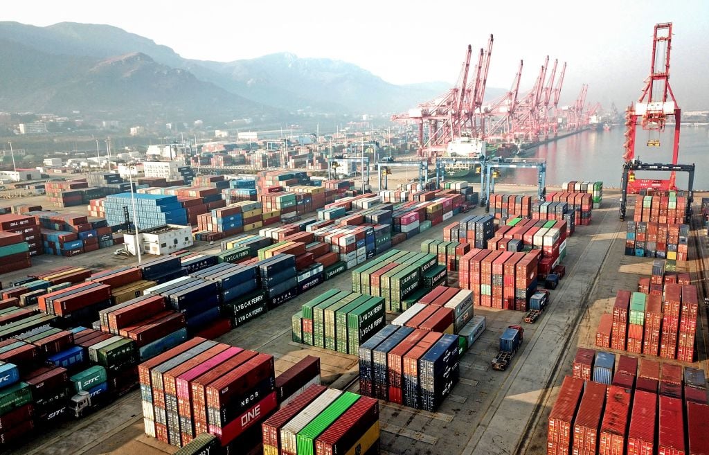 2021年12月7日，貨櫃堆積在中國連雲港。（STR/AFP）