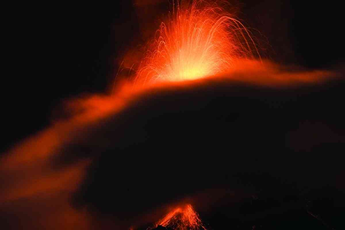 2026年8月3日，危地馬拉的活火山富埃戈火山發生猛烈噴發，熔岩流順著山坡傾瀉而下，巨大的火山灰柱噴射到約6000米高的空中。（Johan Ordonez/AFP via Getty Images）