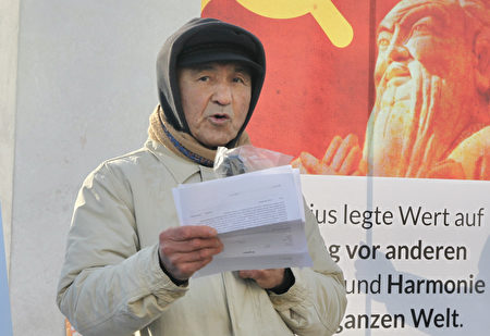 2021年12月10日,多個團體在德國紐倫堡的人權街參加抗議中共迫害人權的活動。圖為伊力哈木‧土赫提倡議組織(Ilham tohti initiative e.V.)主席恩文‧禪(Enver Can)在集會上發言。(黃芩/大紀元)