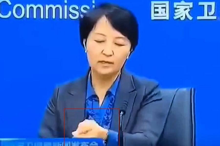 中共衛健委發佈會女司長速摘手錶 引熱議