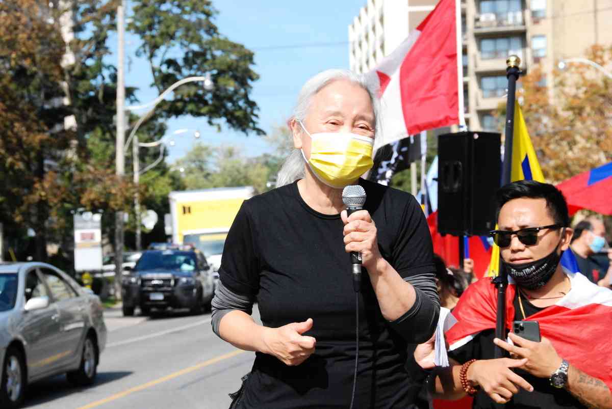 10月1日，多倫多支持中國民運會主席吳溫溫譴責中共殘酷打壓香港民主運動。（伊鈴／大紀元）