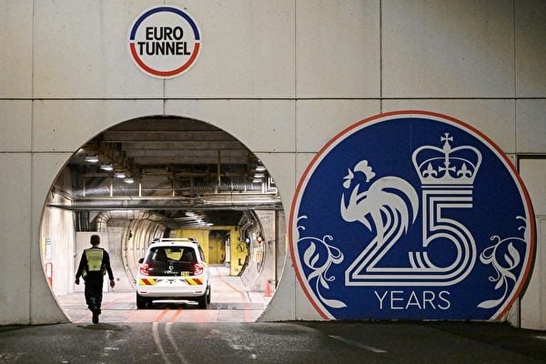 2023年2月12日，在英法海底隧道（Channel Tunnel）維修期間，工人們的車輛行駛於隧道中。（Francois Lo Presti/AFP）