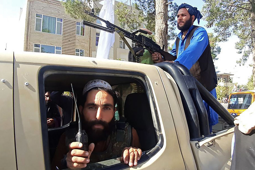 8月13日，塔利班組織佔領阿富汗第三大城赫拉特之後，其成員拿著武器在街頭遊走。（AFP via Getty Images）