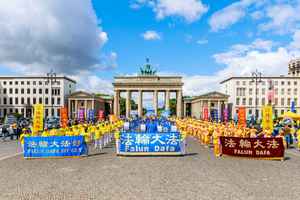 反迫害23周年 法輪功德國柏林集會遊行
