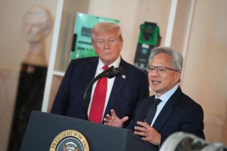 2025年4月30日,美國總統特朗普出席白宮橫廳舉行的「投資美國」活動時,聽取英偉達行政總裁黃仁勳發言。特朗普此次邀集多位企業行政總裁出席,藉此凸顯各大企業在美國的投資行動。(Andrew Harnik/Getty Images/AFP)