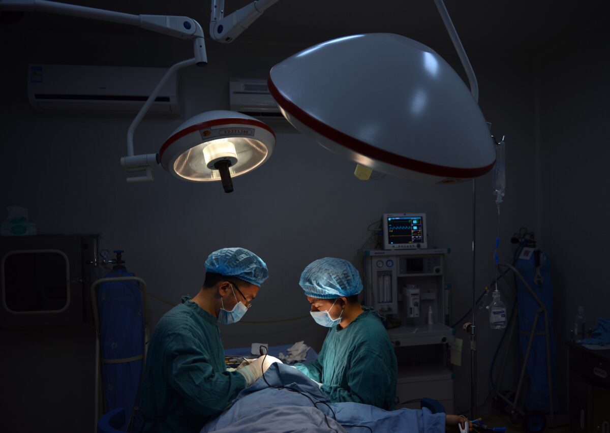 中國重慶一家整形醫院的醫生正在進行手術。圖為示意圖。（Peter Parks/AFP via Getty Images）