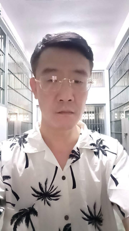 周俊義先生於2025年6月12日泰國曼谷時間下午在其住處被泰國警方拘捕。(中國民主黨國際聯盟提供)