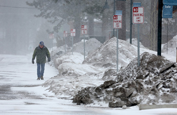 2023年3月21日，美國加州南太浩湖（South Lake Tahoe），街道遭積雪覆蓋。（Justin Sullivan/Getty Images）