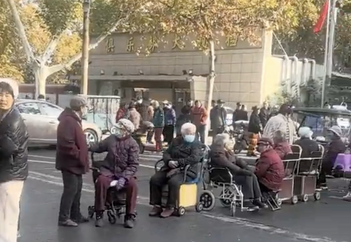 開封政府擬將東苑夜市遷入該區 居民堵路抗議