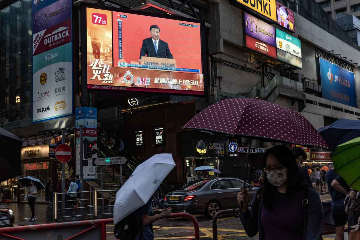 2022年6月30日，香港街頭的一個大屏幕正顯示習近平訪問香港的畫面。（Anthony Kwan/Getty Images）