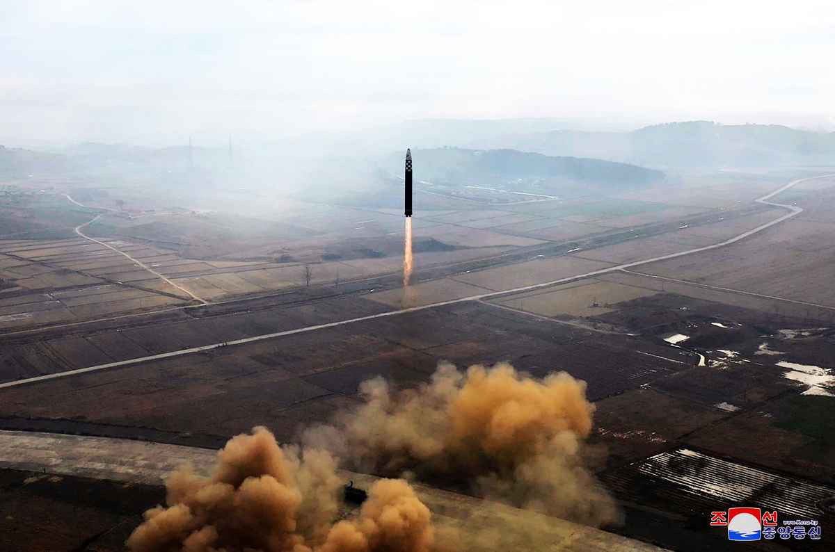 2022年11月19日，北韓官媒朝中社（KCNA）發布了這張拍攝於11月18日的照片，並稱該國在平壤國際機場發射了一枚新的洲際彈道導彈（ICBM）「火星-17」。朝中社稱，金正恩親自監督了平壤這次發射。（STR/KCNA VIA KNS/AFP）
