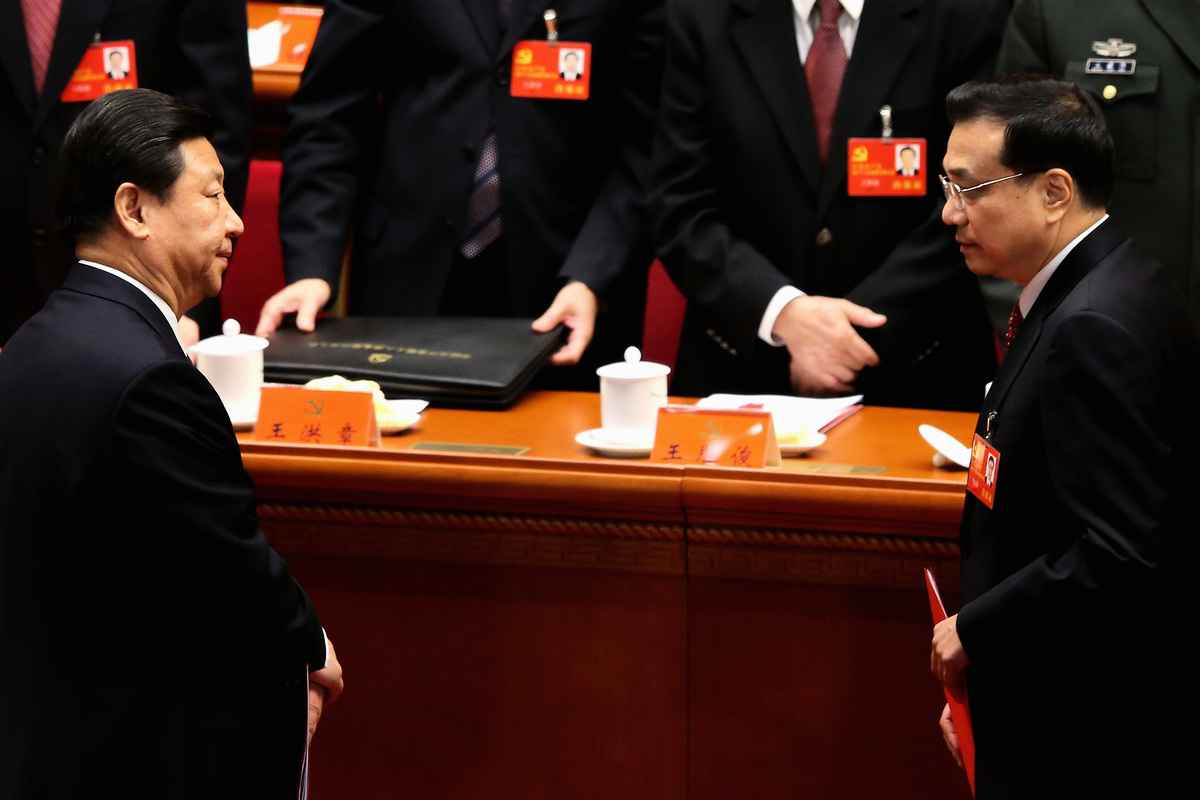 圖為2012年中共十八大閉幕式上，中國國家副主席習近平（左）和國務院副總理李克強（右）離席。（Feng Li/Getty Images）