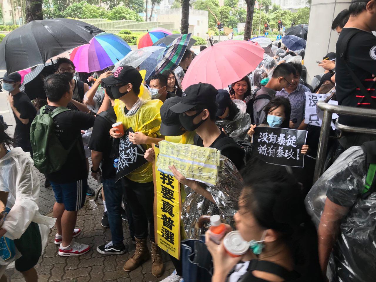 數百市民聚集香港東區法院聲援今天被控的45名示威者。（蔡雯文 / 大紀元）