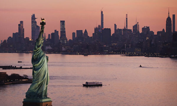 2020年3月18日，紐約市曼哈頓的自由女神像正在迎接黎明的曙光。（Spencer Platt/Getty Images）
