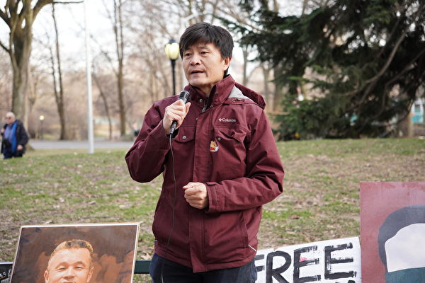 2023年2月5日，89學運人士、「中國人權」執行主任周鋒鎖在紐約市中央公園的李文亮醫師紀念活動中。（林宜君／大紀元）