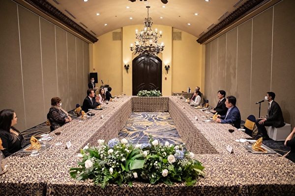 台灣賴清德2022年1月26日於行館晚宴洪都拉斯副總統當選人納斯拉雅（Salvador Nasralla）伉儷及古蒂蕾絲（Doris Alejandrina Gutierrez）。（台灣政府提供）