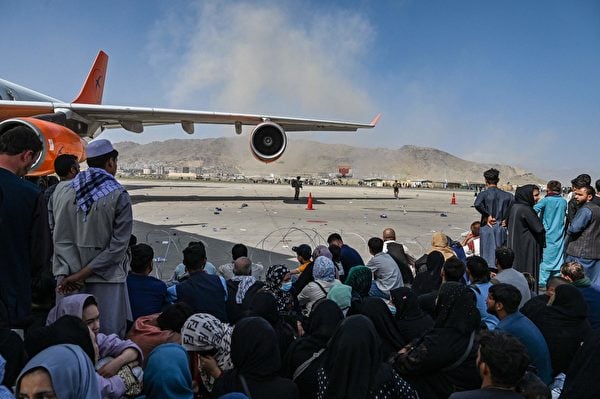 2021年8月16日，大批阿富汗人民等待離開喀布爾機場。（WAKIL KOHSAR/AFP via Getty Images）