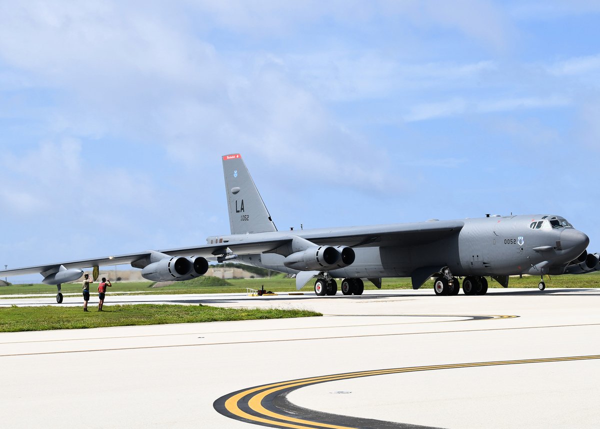 5月7日，一架B-52H轟炸機從關島安德森空軍基地準備起飛。（美國空軍）