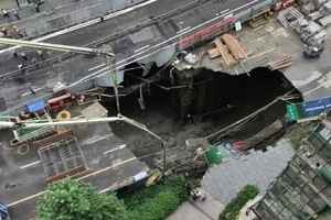 四川成都在建地鐵附近路面坍塌 出現巨大坑洞