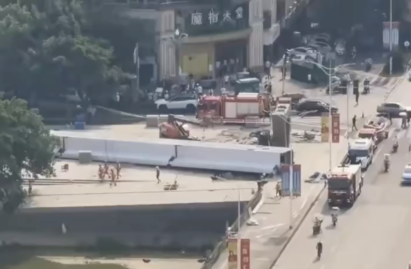 四川德陽在建的岷江天橋坍塌，知情者披露這是為了月底召開的世界能源大會當地搞的趕工期的面子工程。（影片截圖）