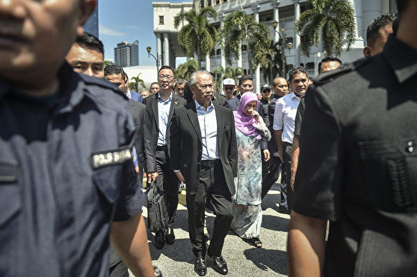 2023年3月10日,馬來西亞前總理毛希丁(Muhyiddin Yassin)被指控濫用權力收受賄賂和洗錢、涉嫌濫用COVID經濟復甦基金。圖為毛希丁走出吉隆坡高等法院。(Arif Kartono/AFP via Getty Images)