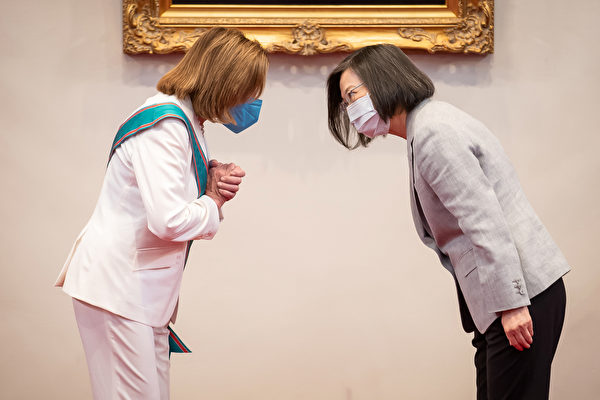 2022年8月3日，台灣，美國眾議院議長佩洛西（Nancy Pelosi，左）接受台灣總統蔡英文（右）頒發「特種大綬卿雲勳章」。（Handout/Getty Images）