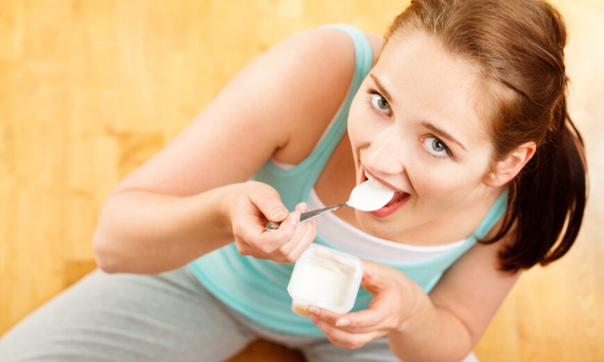 希臘乳酪是很好的蛋白質來源，有助於防止肌肉損傷，並促進恢復。（Shutterstock）