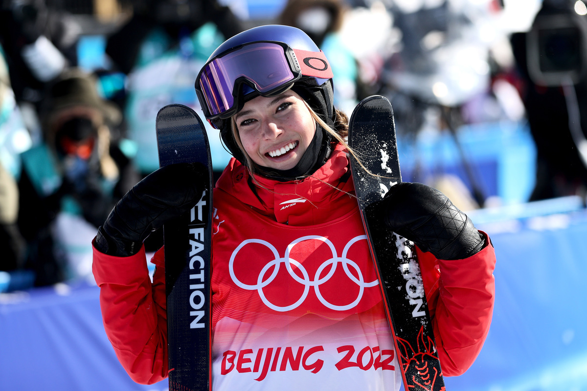 2022年2月18日，在中國張家口雲頂雪山公園舉行的2022年北京冬奧會第14天的自由式滑雪女子U型場地技巧賽決賽中，美國出生、長大，代表中國參賽的谷愛凌贏得金牌，她在本屆奧運會共獲得2金1銀。（Ezra Shaw/Getty Images）