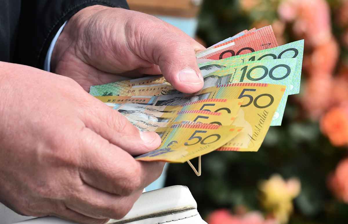 澳洲財長在2022年聯邦預算中宣布額外減稅措施，幫助家庭減輕經濟壓力。（PAUL CROCK/AFP via Getty Images）