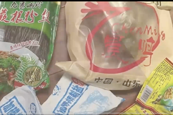 上海市民反映收到大量過期、偽劣食品。（影片截圖）