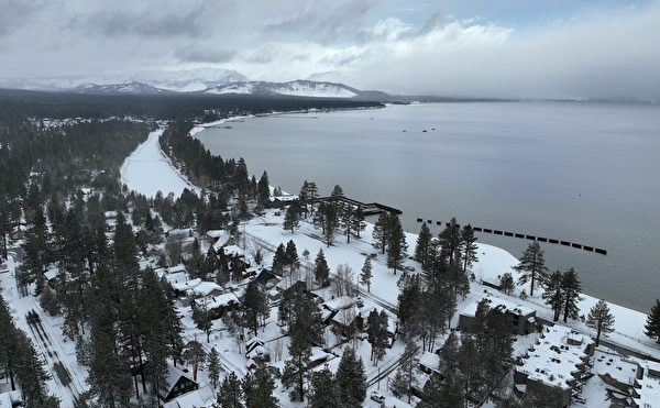 2023年3月21日，美國加州南太浩湖（South Lake Tahoe），太浩湖岸遭積雪覆蓋。（Justin Sullivan/Getty Images）