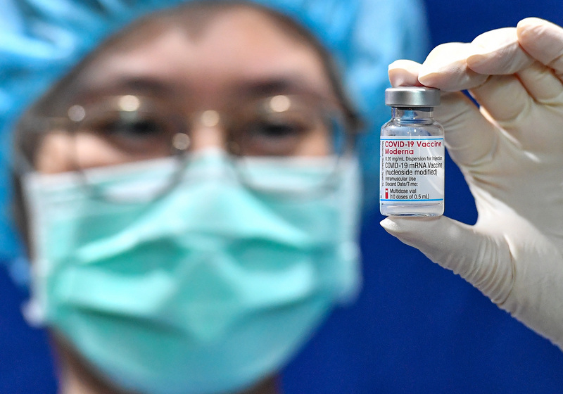 15萬劑的莫德納（Moderna）疫苗抵達台灣後，經過詳細的檢驗，優先配送給全國各縣市的專責醫院。（中央社）