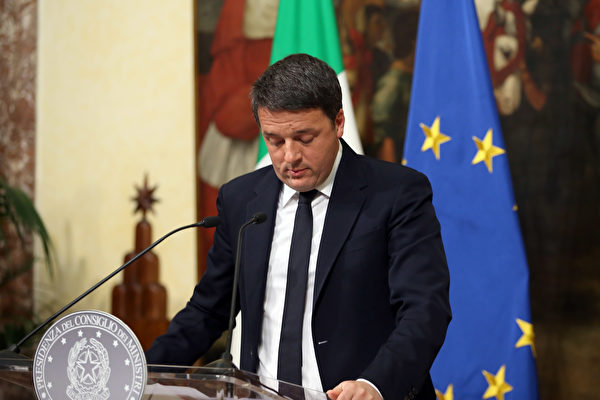 周一下午，倫齊向意大利總統馬塔雷拉（Sergio Mattarella）提交辭呈時，馬塔雷拉要求他延後辭職，以監督通過2017年預算。（Franco Origlia/Getty Images）