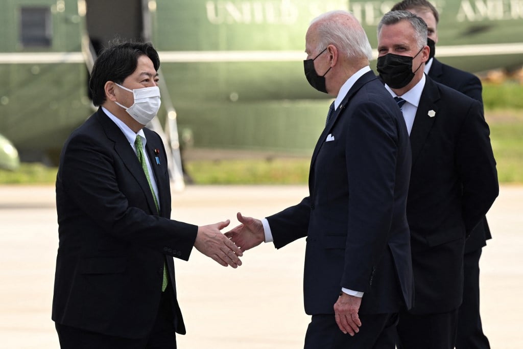 2022年5月22日，美國總統拜登抵達東京都福生市美橫田空軍基地，受到日本外相林芳正的歡迎。拜登將在訪問日本期間，發布美國印太經濟框架。 （Photo by SAUL LOEB / AFP）
