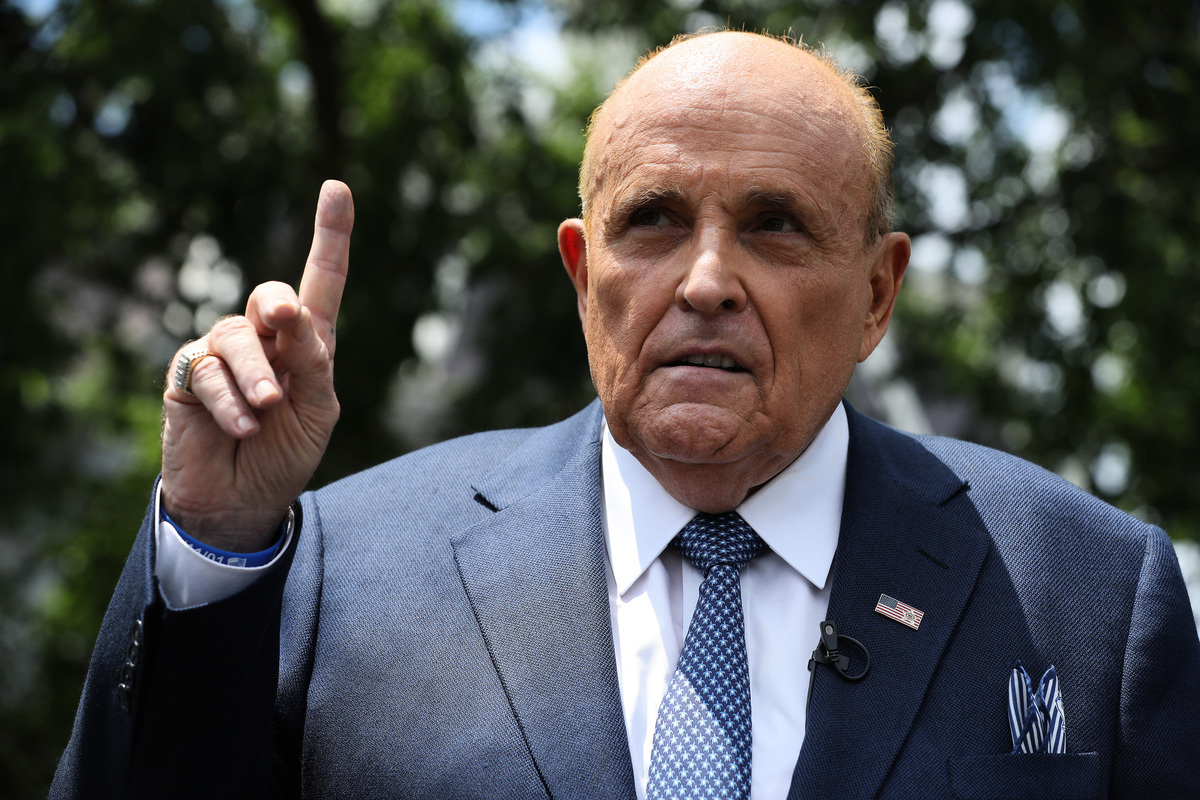 圖為2020年7月1日，特朗普總統的律師、前紐約市市長朱利亞尼（Rudy Giuliani）在白宮西翼外向媒體發表講話。（Chip Somodevilla / Getty Images）