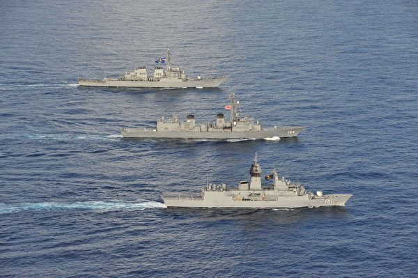 2020年10月19日,美軍驅逐艦麥凱恩號(DDG 56,遠處),日本海上自衛隊的驅逐艦基裏薩姆號(DD 104,中),和澳洲海軍護衛艦阿倫塔號(FFH 151,近處)在南中國海共同演練。(美國印太司令部)