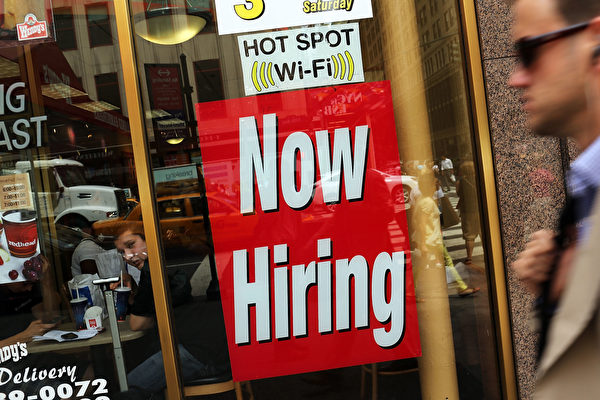 圖為美國紐約市一家店商貼出的招聘需求標識。（Spencer Platt/Getty Images）