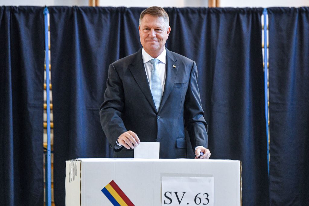 羅馬尼亞總統克勞斯‧約哈尼斯（Klaus Iohannis）2021年6月11日簽署一項法案，禁止中共和華為（Huawei）參與其5G電信網絡的開發。（大紀元製圖）