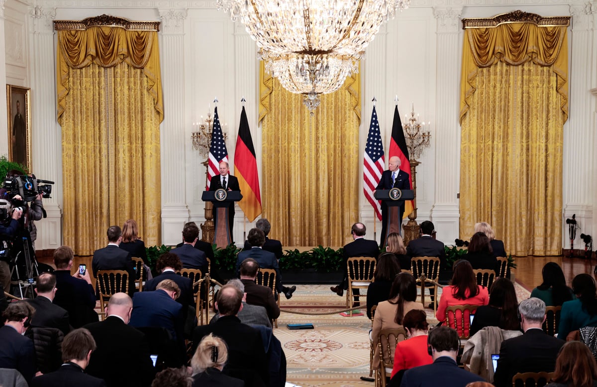 2022年2月7日，在華盛頓特區，德國總理奧拉夫‧朔爾茨（Olaf Scholz，左）與美國總統祖拜登（右）在白宮東廳舉行聯合新聞發布會。（Anna Moneymaker/Getty Images）
