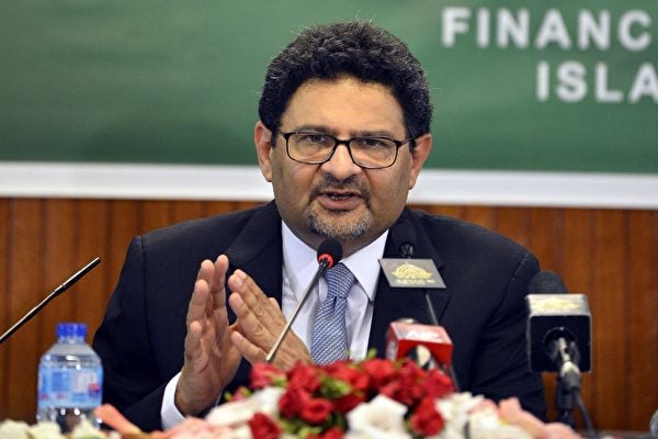 巴基斯坦財政部長伊斯梅爾（Miftah Ismail）2022年6月24日說，一個由中共國有銀行組成的財團已經向巴基斯坦提供23億美元貸款。圖為2022年6月9日，伊斯梅爾在伊斯蘭堡舉行的「2021-22年經濟調查」啟動儀式上發表講話。（Farooq NAEEM / AFP）