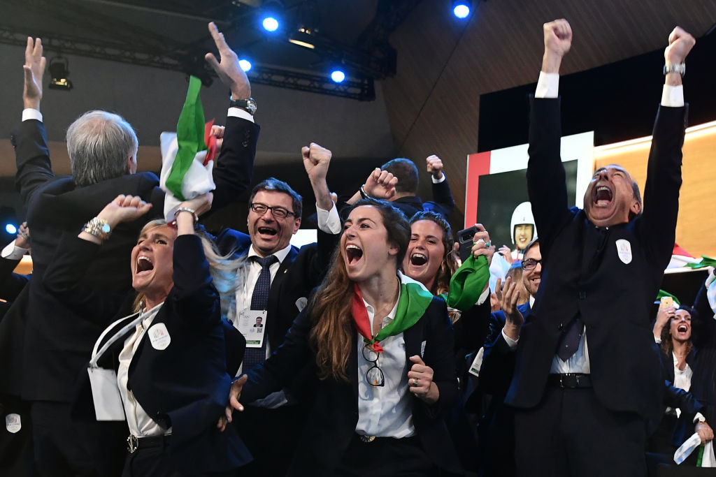 意大利米蘭和科爾蒂納丹佩佐周一獲選為2026年冬季奧運會主辦市。圖為該國代表在結果公佈時歡呼。（Philippe Lopez/AFP/Getty Images）