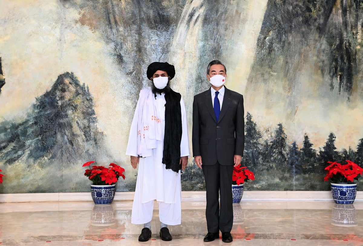 中共外長王毅趁阿富汗混亂對美再扮戰狼。圖為王毅（右）在天津會見阿富汗恐怖組織塔利班負責人，引起國際輿論關注。（AFP）