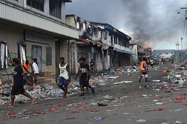 2021年11月26日，所羅門群島霍尼亞拉的唐人街區，在經歷了第三天的縱火及破壞後，滿目瘡痍。（CHARLEY PIRINGI/AFP via Getty Images）