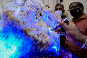 斯里蘭卡稱發現全球最大「藍寶石」原石 重310公斤