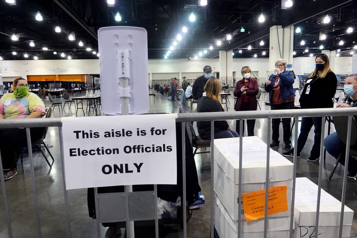 2020年11月20日，美國威斯康辛州密爾沃基，選舉官員正在威斯康辛州中心（Wisconsin Center）討論重新點票的程序問題。（Scott Olson/Getty Images）