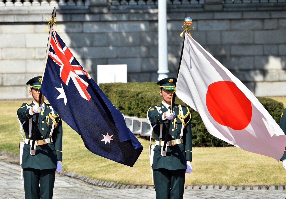 日本駐澳大使山上信吾（Yamagami Shingo）表示，日本會與澳洲和其它自由國家合作，制衡中共。 圖為2014年4月7日，日本儀仗隊高舉澳洲國旗（左）和日本國旗，歡迎澳洲時任總理的來訪。（YOSHIKAZU TSUNO/AFP via Getty Images）