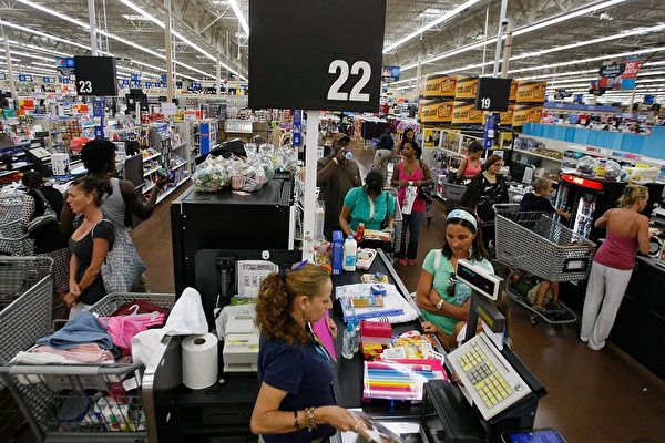 美國商務部10月28日（周四）公布，由於供應鏈問題和消費者支出明顯減緩，美國經濟在第三季度以2%的速度增長，是疫情期間經濟復甦中最慢的增長。（Joe Raedle/Getty Images）