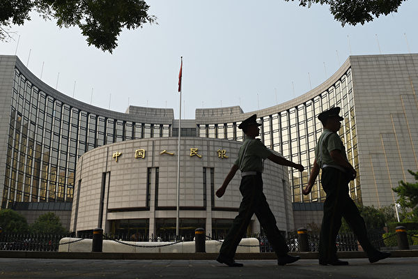 調查顯示，越來越多銀行家認為中國的宏觀經濟不正常。圖為中共央行。(Greg Baker/AFP)