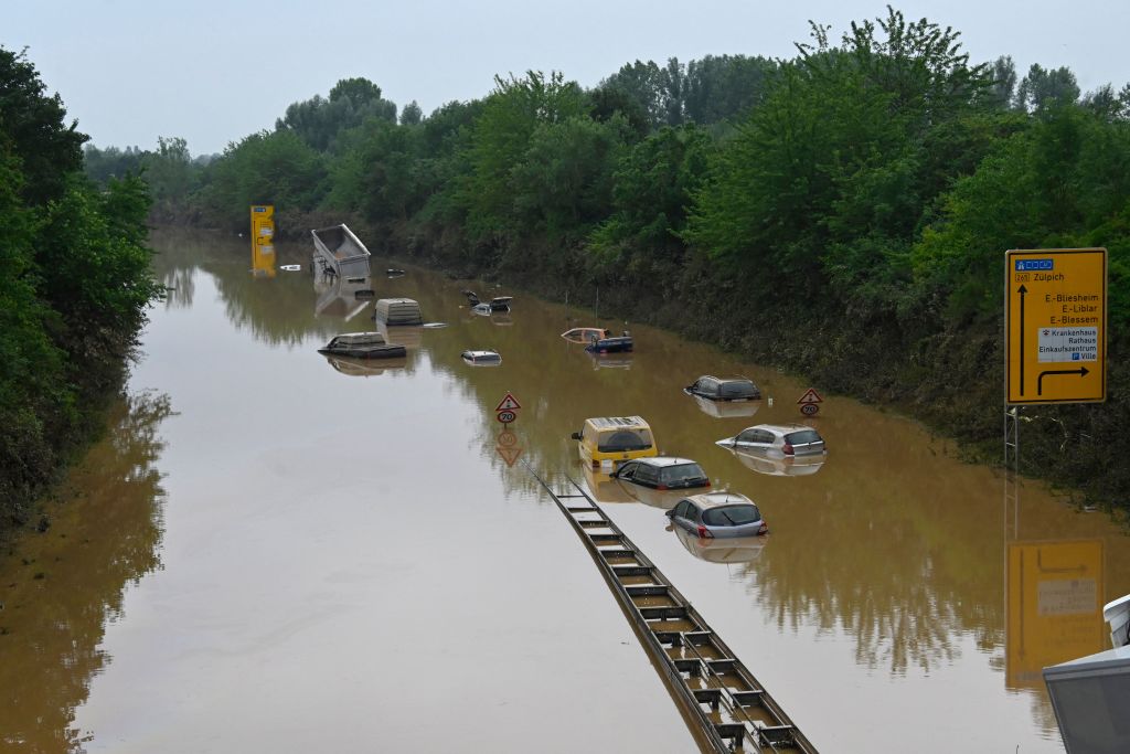 圖為7月17日，德國西部Erftstadt地區的聯邦高速公路上水淹情況。（SEBASTIEN BOZON/AFP via Getty Images）